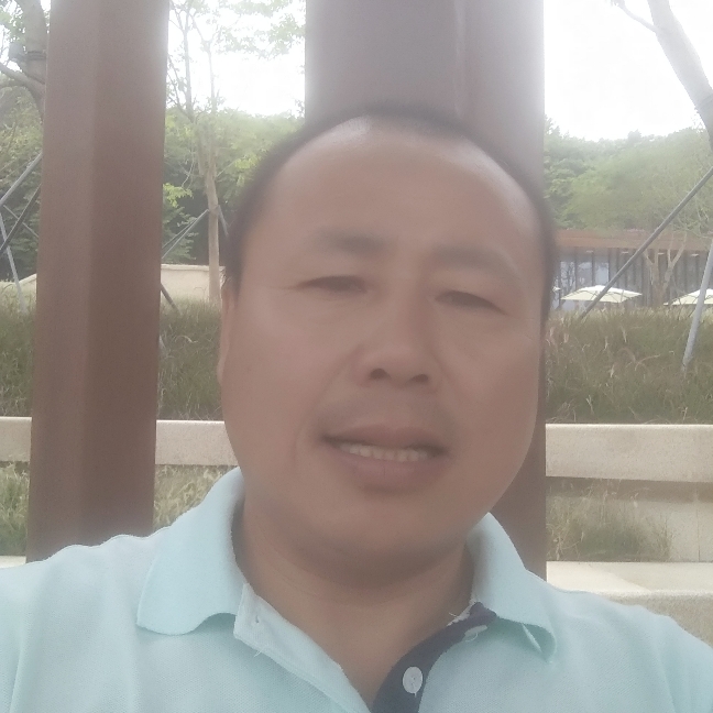 小伙给明媚的照片