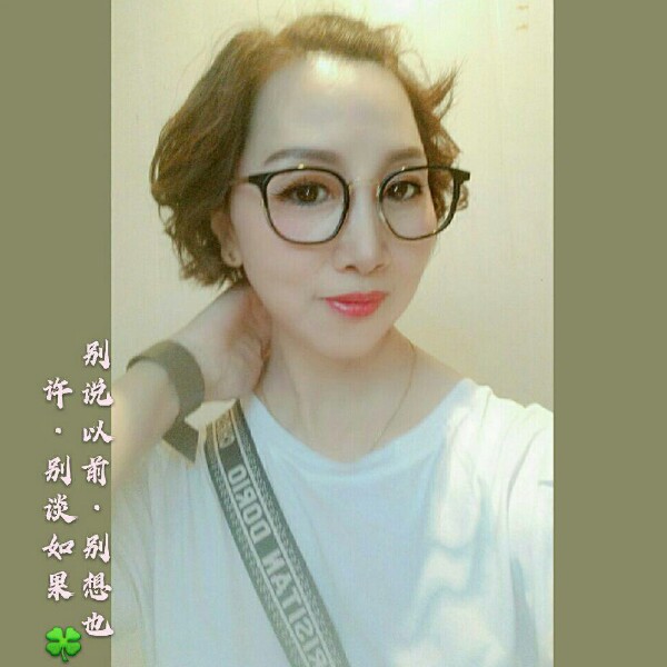 动人倾心衬衫的照片