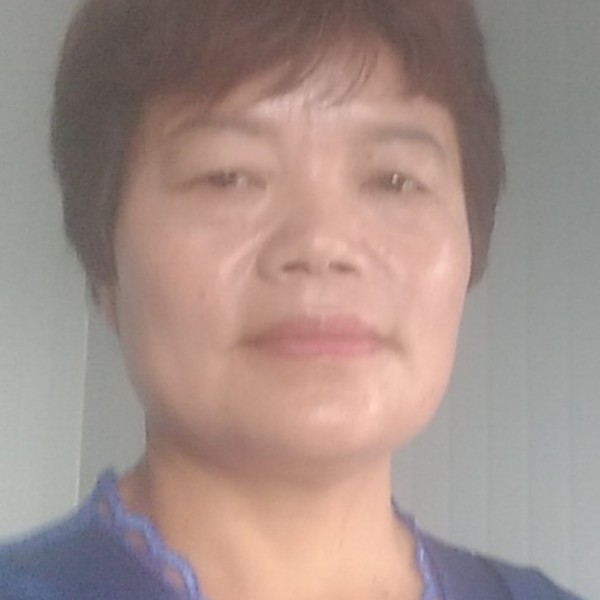 柔弱挽手月光的照片