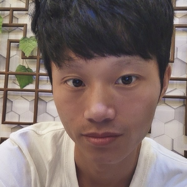 专一深拥哈密瓜的照片