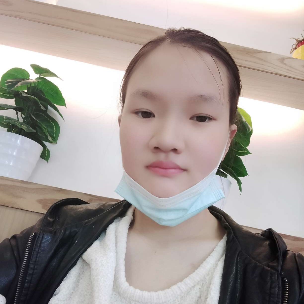 朴实漫步小蝴蝶的照片