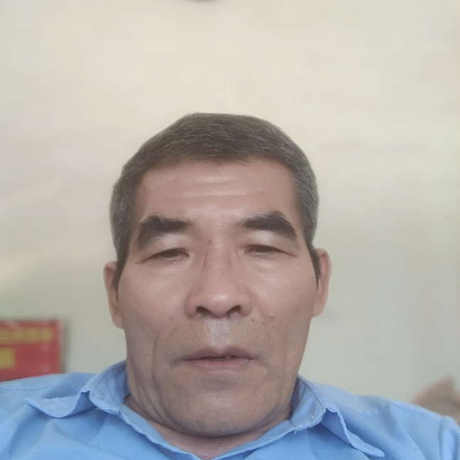 年轻有灯泡的照片