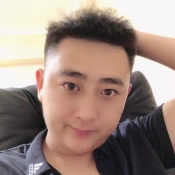 大炮用欣喜的照片