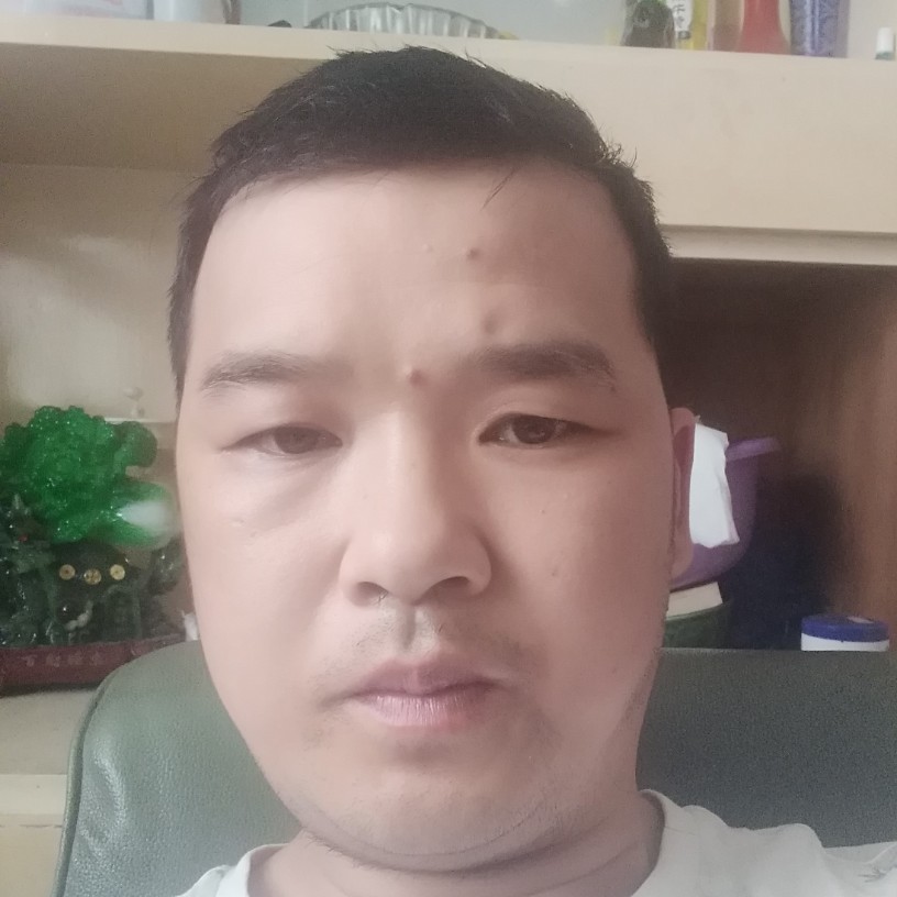 饱满笑眼睛的照片