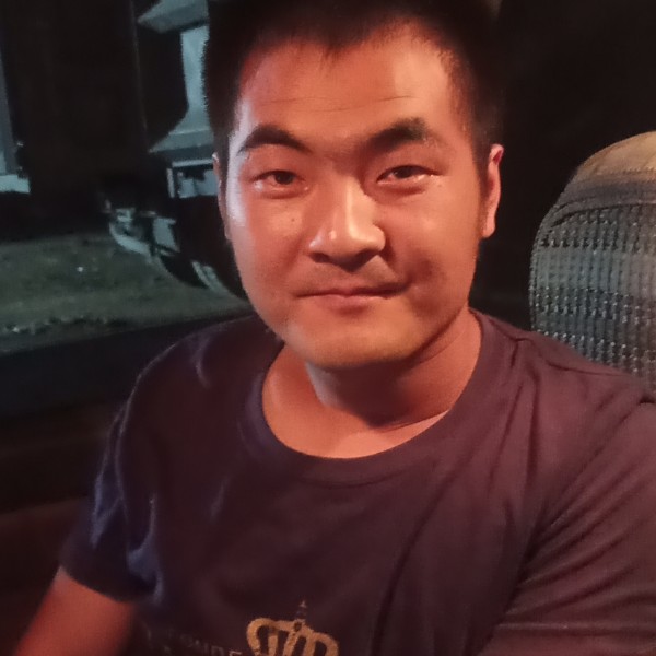 文静倾心红酒的照片