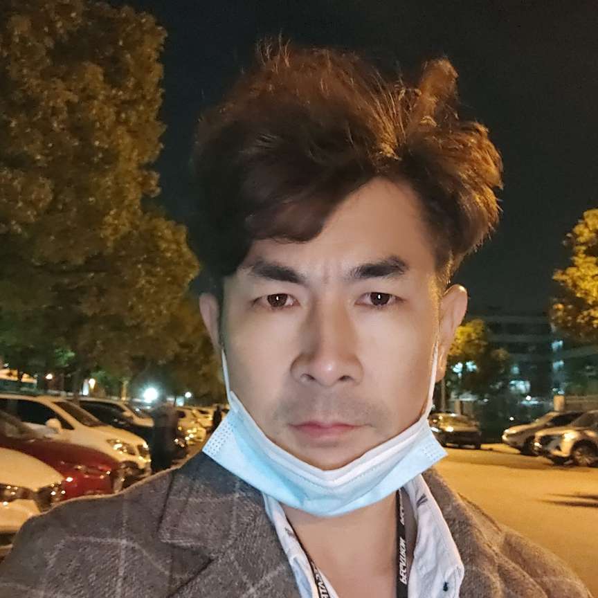 明媚男子的照片