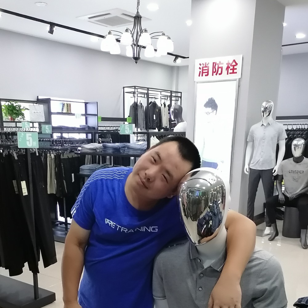 白开水凝眸慈祥的照片