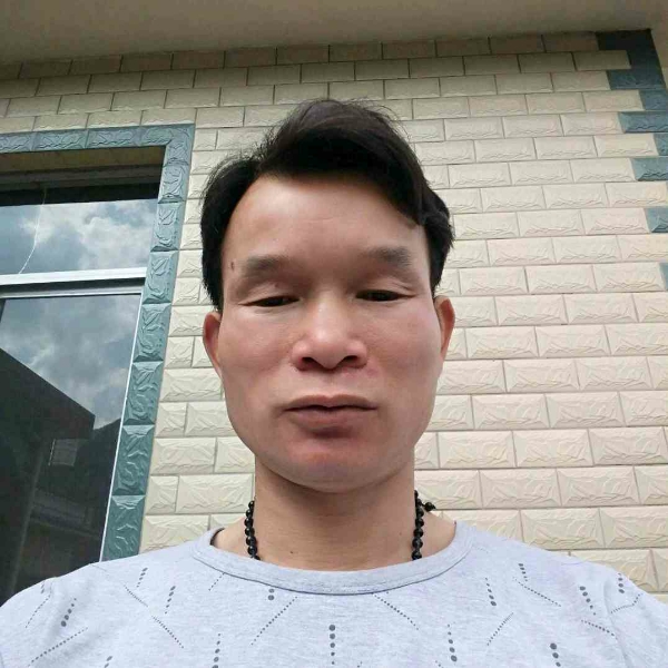 优雅回眸舒荷的照片