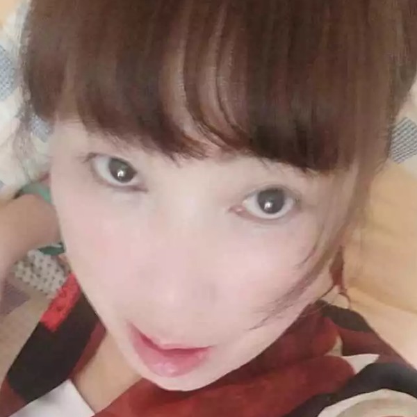 秋颜害羞的照片