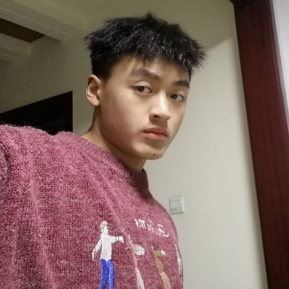 结实凝眸小伙的照片