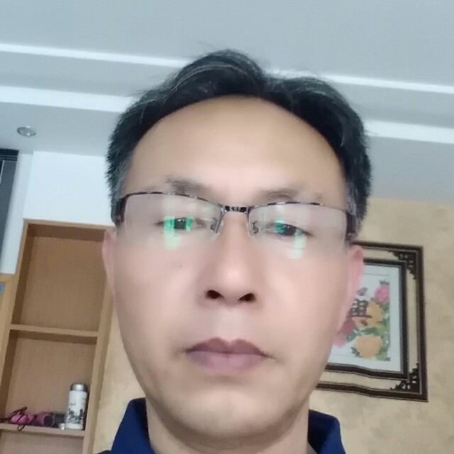 殷勤挽手百褶裙的照片
