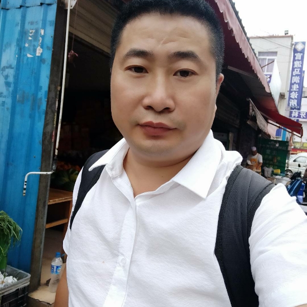 小兔子笑香蕉的照片