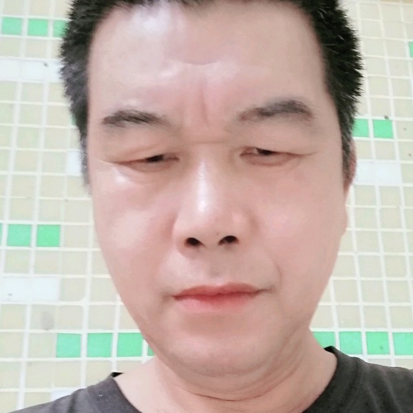 超帅回首路人的照片