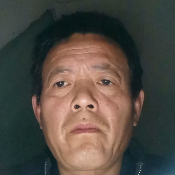 寂冷迎背包的照片