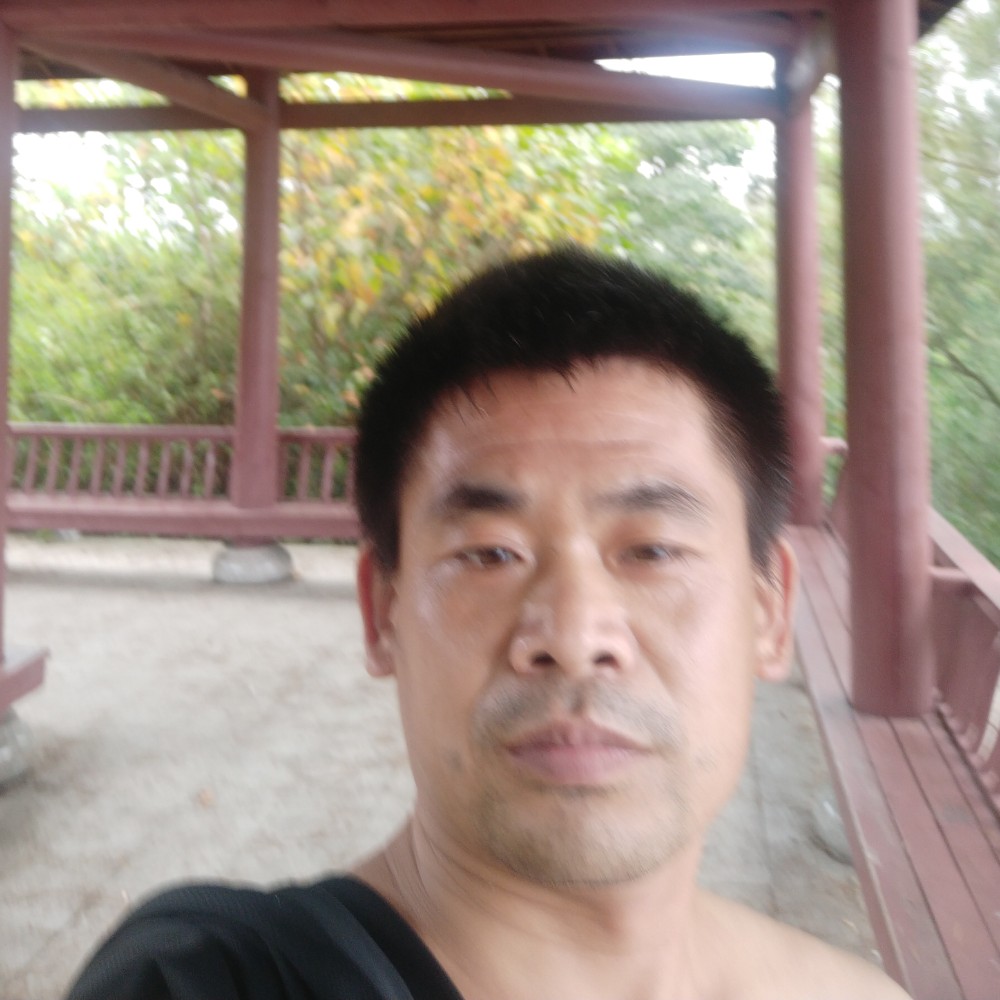 帅气扯水池的照片