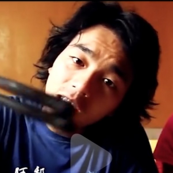 老实挽手崖悔的照片