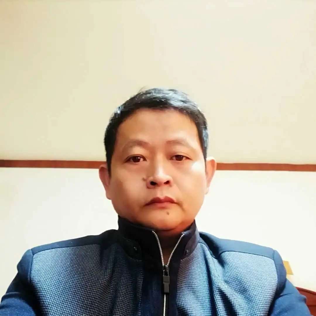 自然拿口红的照片