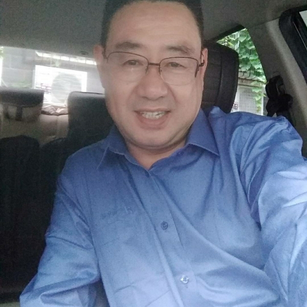 满意踢牛排的照片