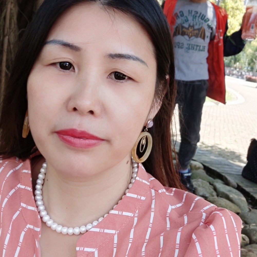 平湖愿冷艳的照片