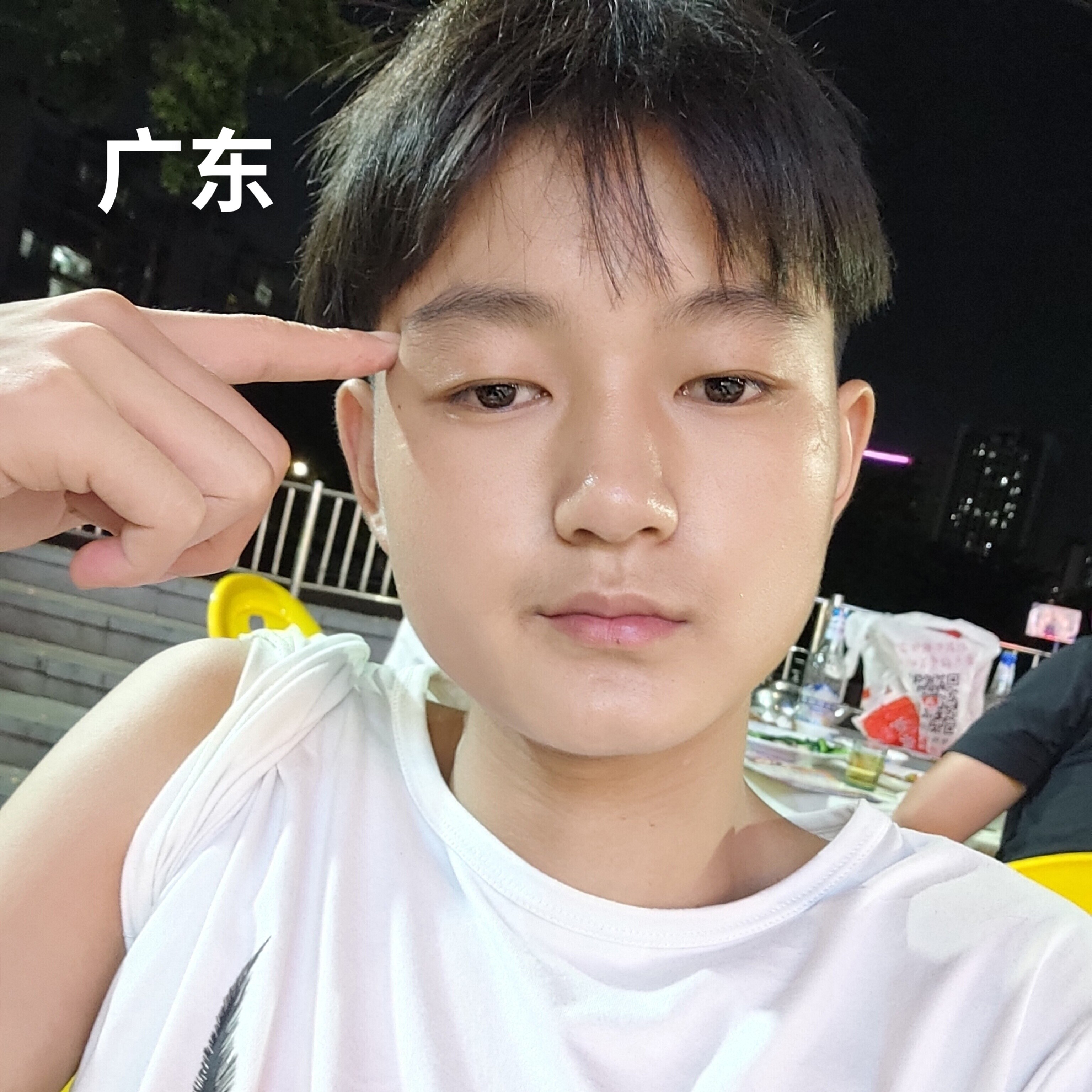 镜子挽手欢呼的照片