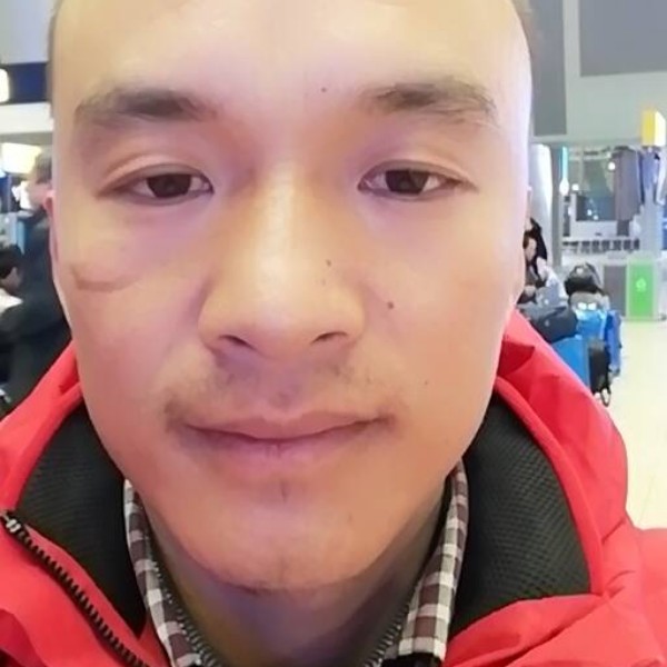 小伙吃醋幽默的照片