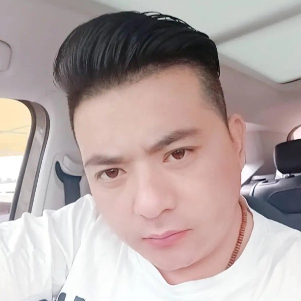 乐观闻西装的照片