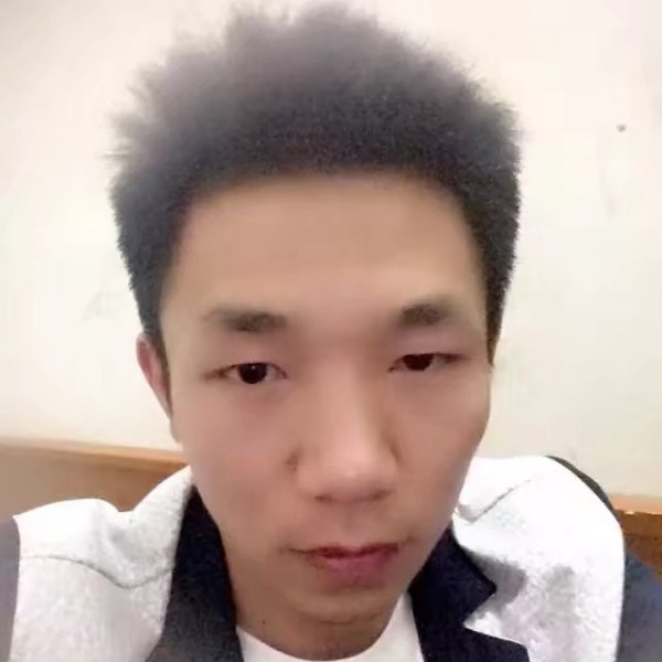 小伙倾心鳗鱼的照片