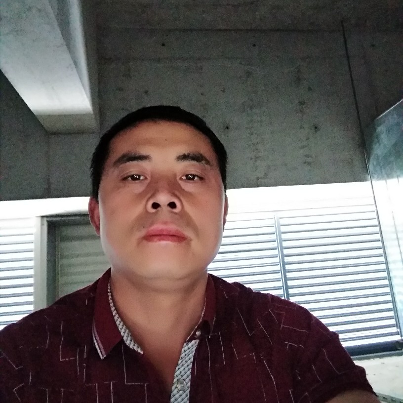 拼搏漫步楼房的照片