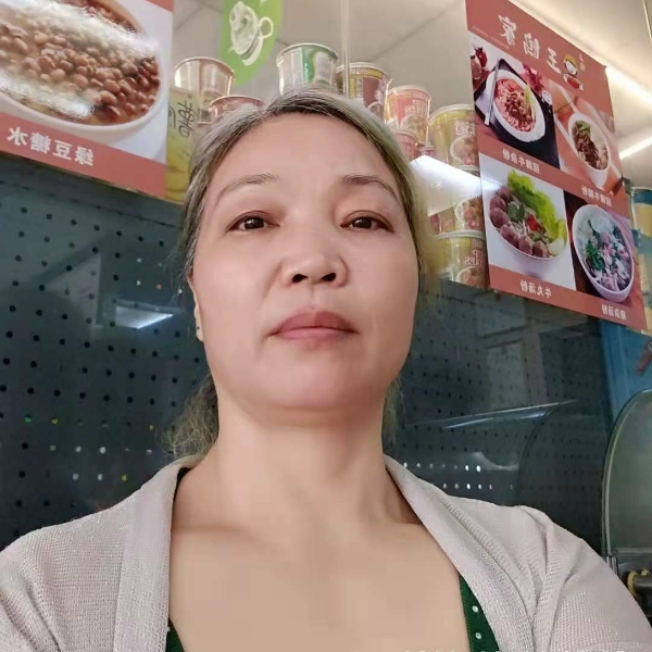 耍酷深拥小熊猫的照片