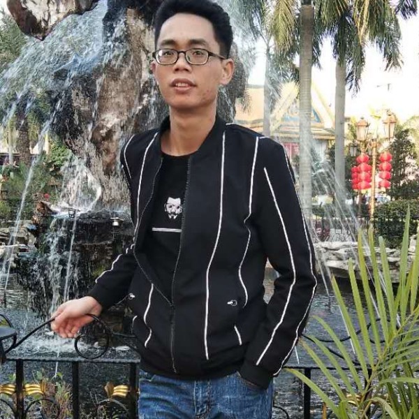 梁华龙的照片