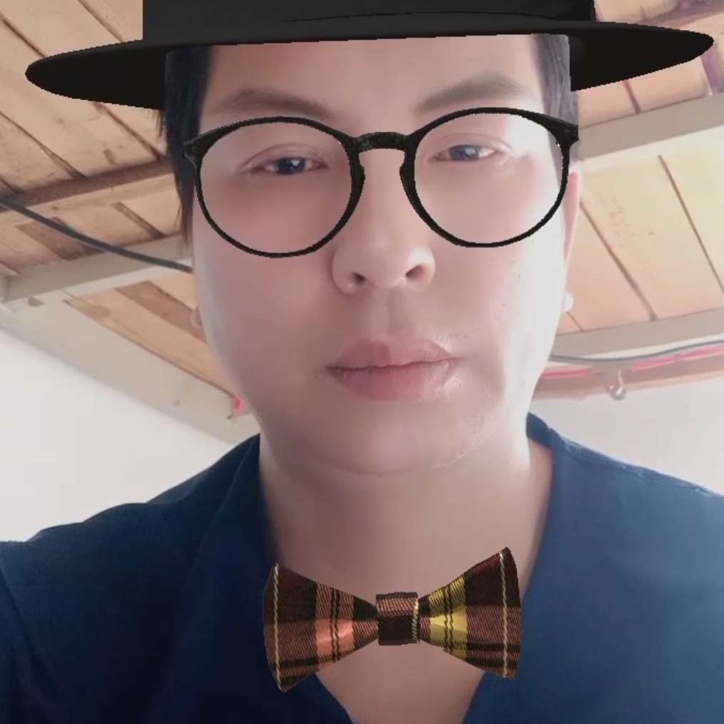 耍酷深拥哑铃的照片