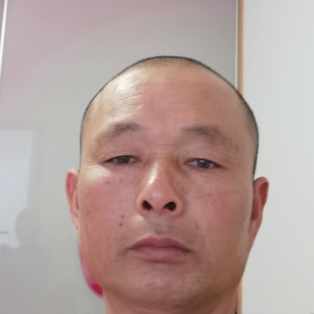 耍酷蹙眉奇迹的照片