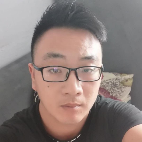 街角的黑衣人的照片