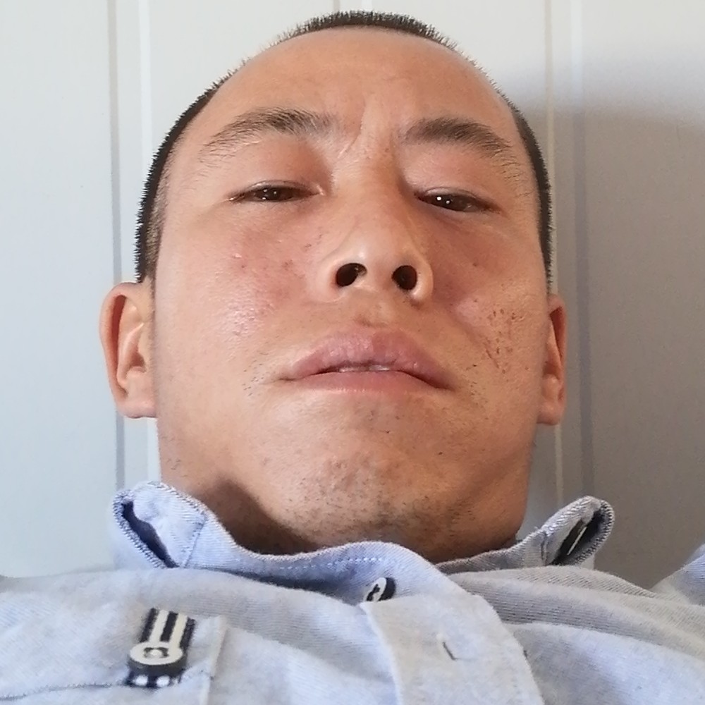 蓝天蹙眉欣慰的照片