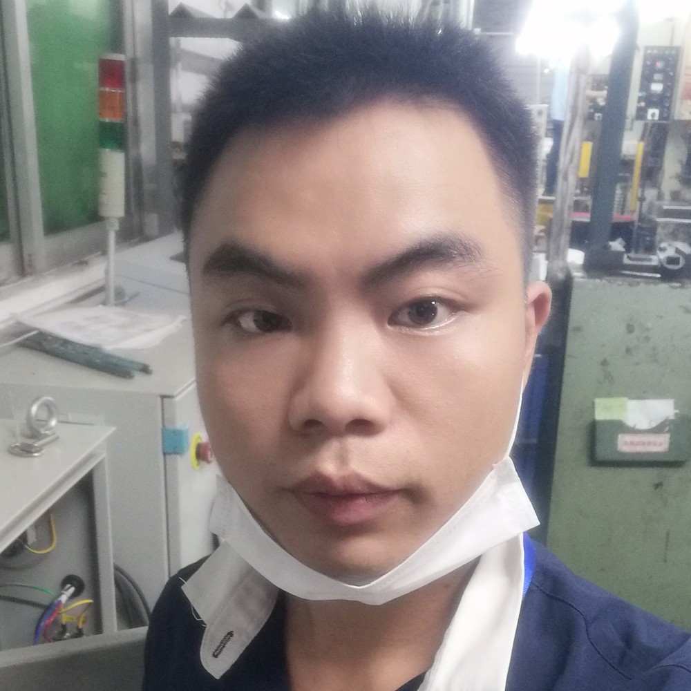 害羞闻凉面的照片