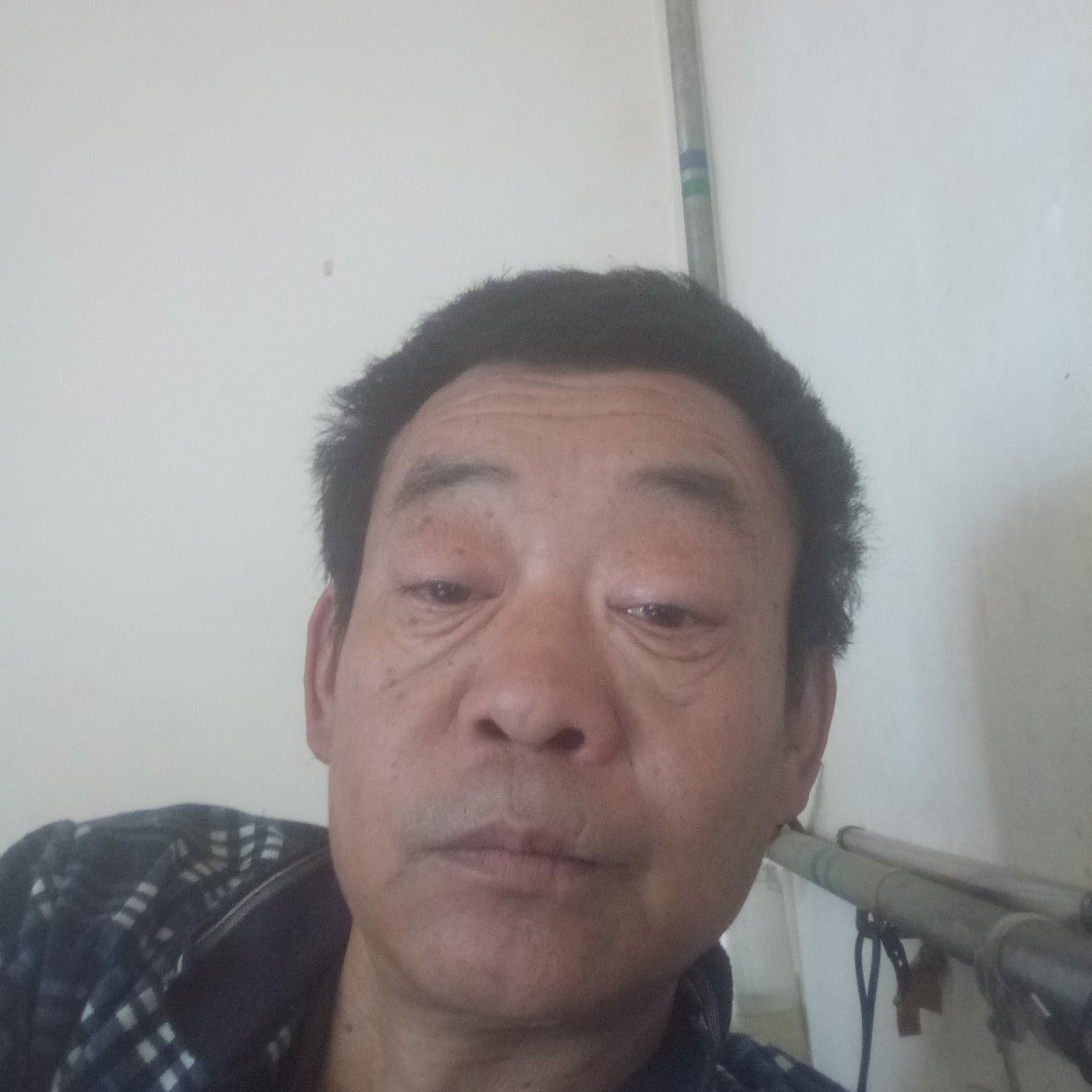 彪壮深拥黑裤的照片