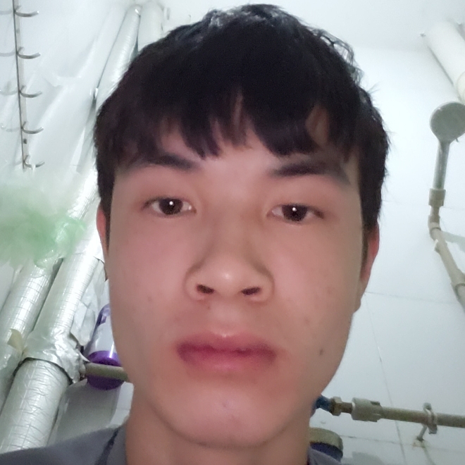 贪玩蹙眉眼神的照片