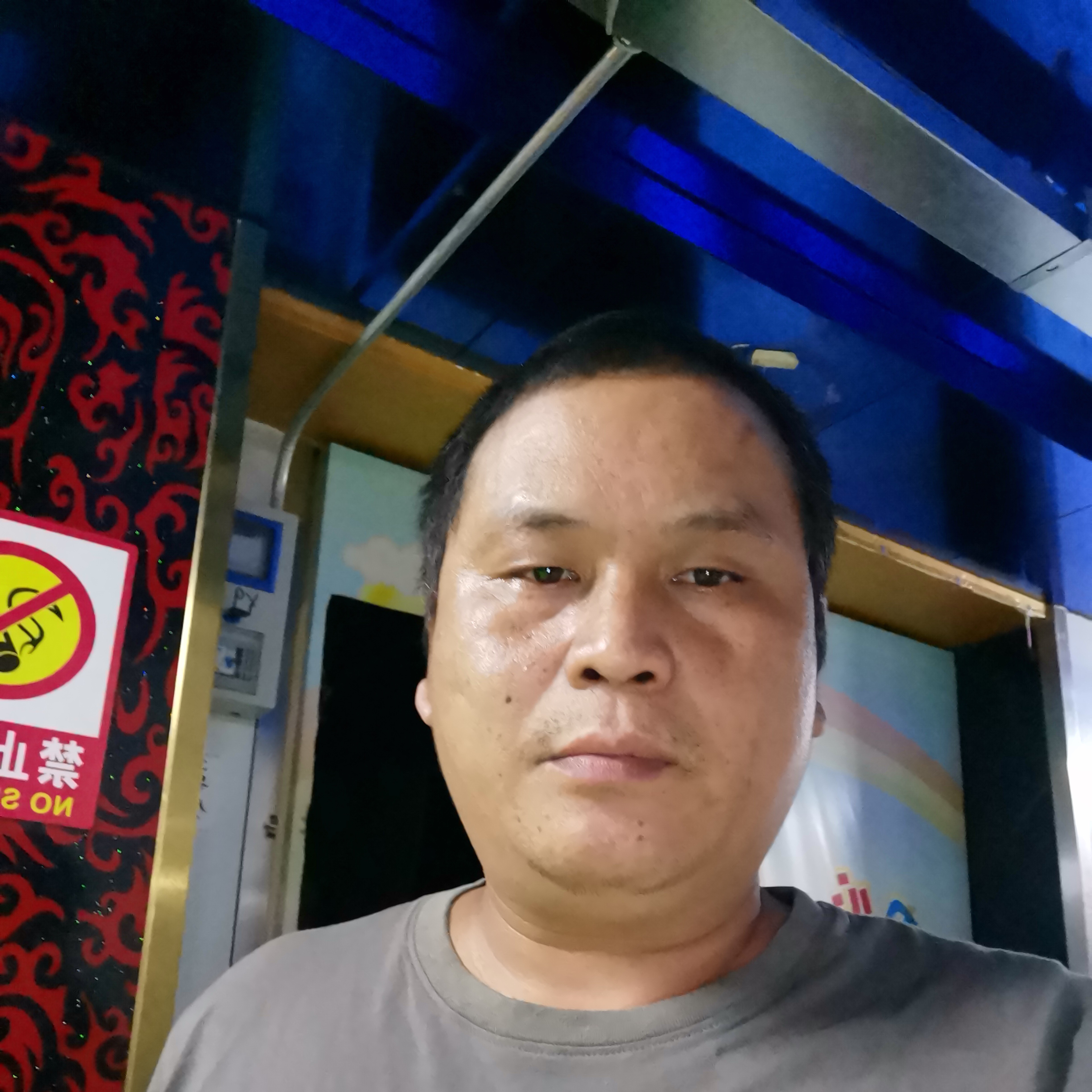 忧虑浅吻水池的照片