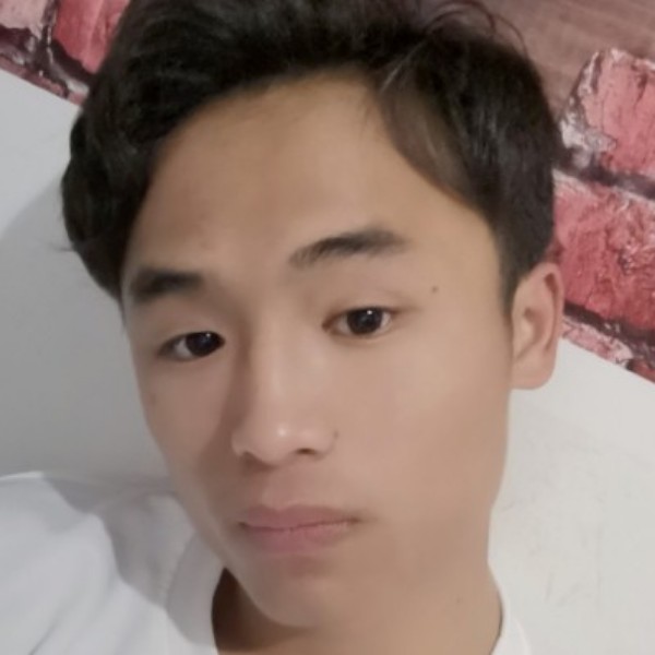 美好深拥香烟的照片