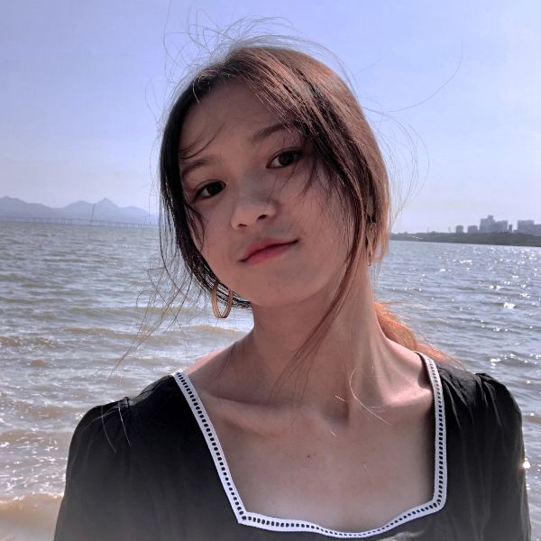 海岛女记者的照片