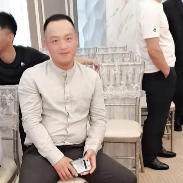 西装爱笑的照片