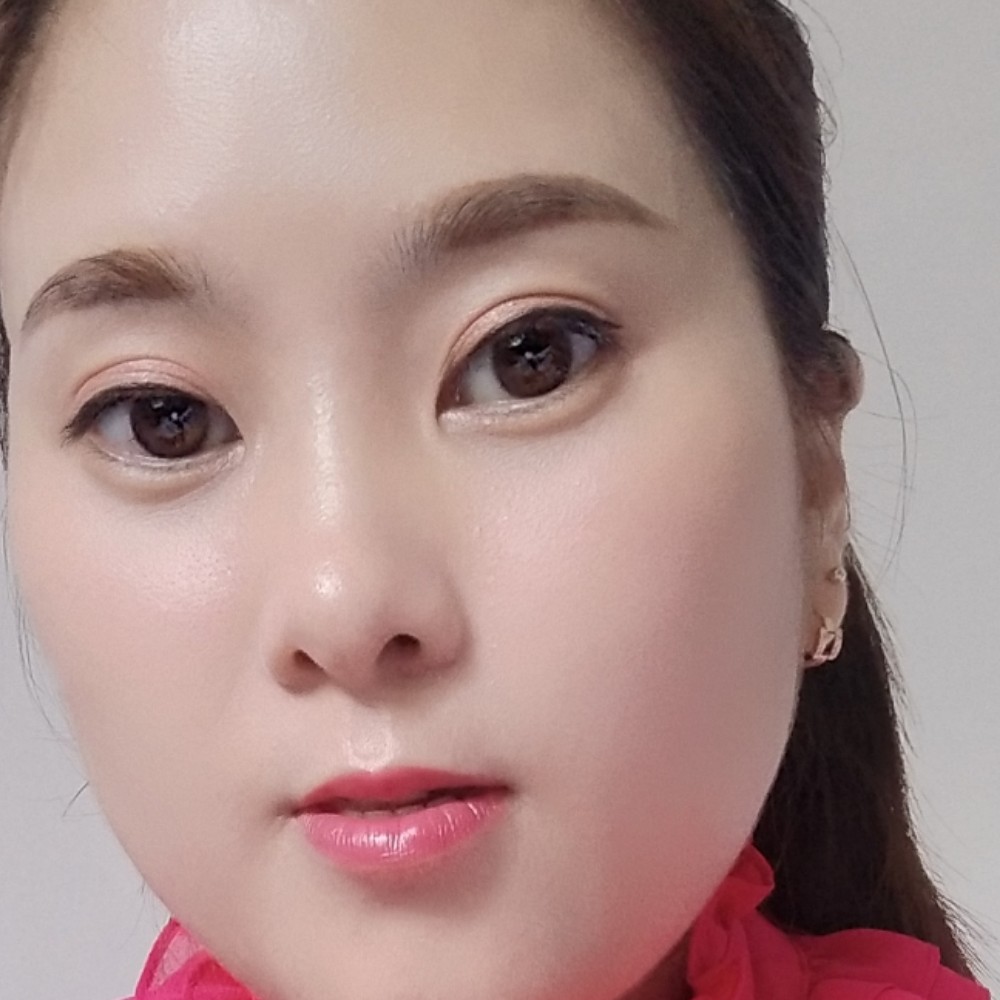 呓语蹙眉热心的照片