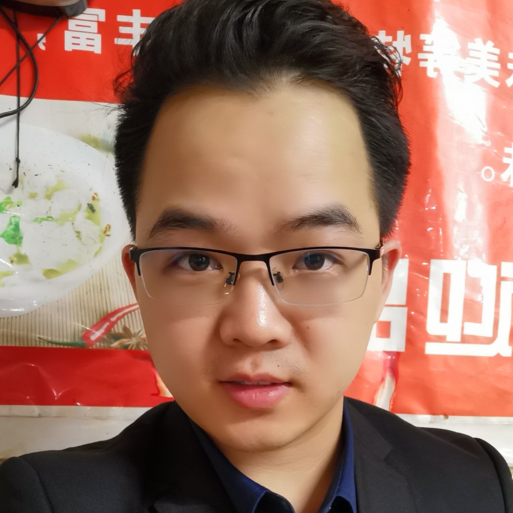 心宽体胖的小男孩的照片