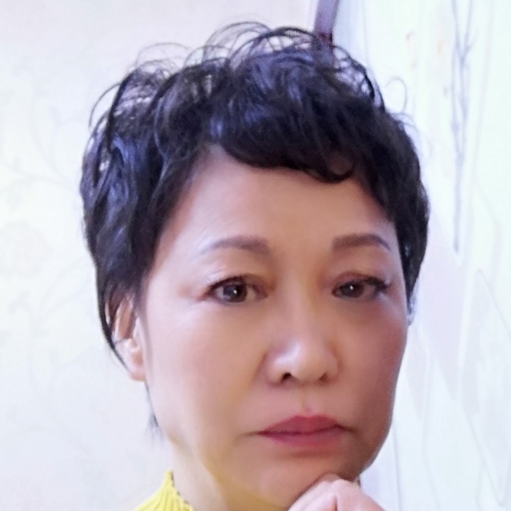 忧郁蹙眉孤心的照片