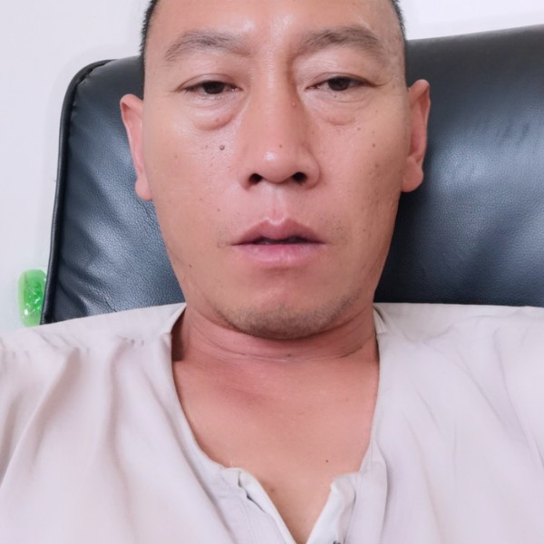 羞涩回首面包的照片