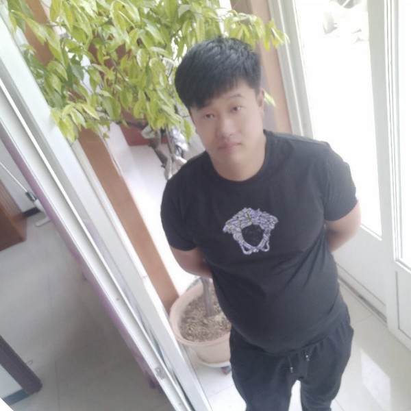 深情扯发带的照片