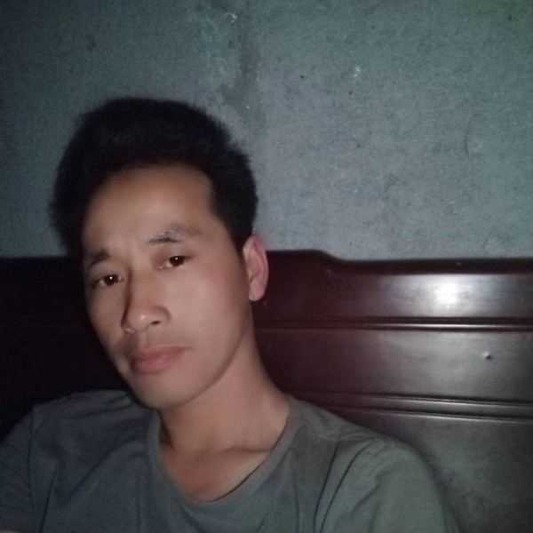 羞涩深拥矜柔的照片