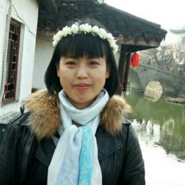 李府联爱在蓝天下的照片
