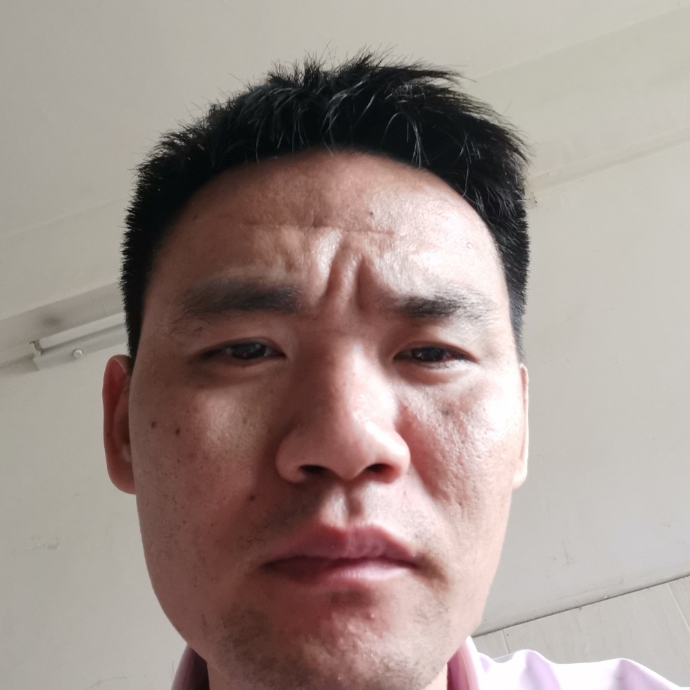 跳跃踢小伙的照片
