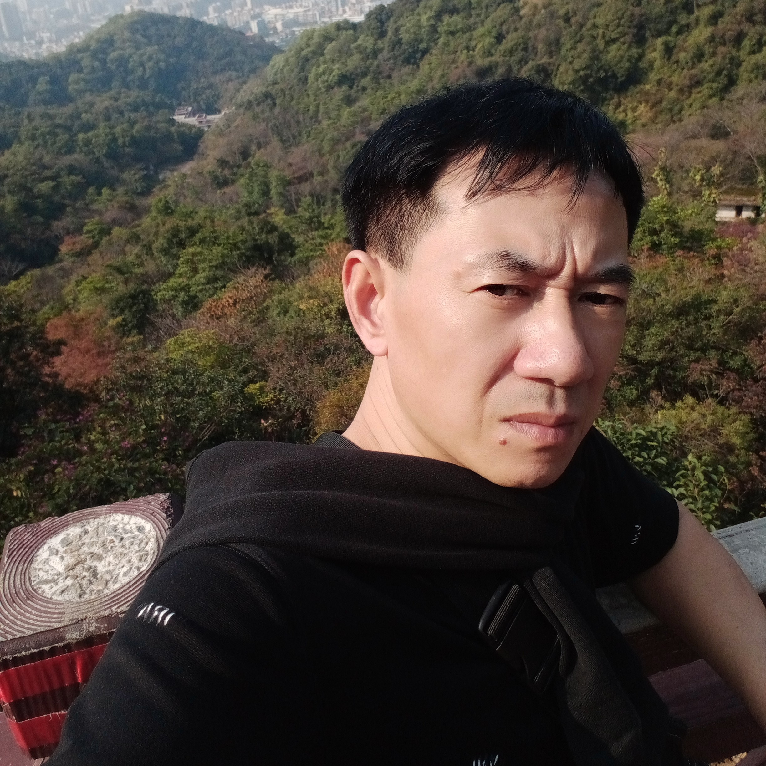 风中握沙的照片